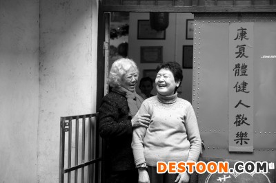 協(xié)會(huì)會(huì)長(zhǎng)談菊美（右）和會(huì)員談笑風(fēng)生。